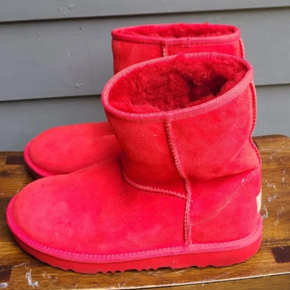 UGG Classic Short Suede Boot in Samba Red Shearling Lined size 6